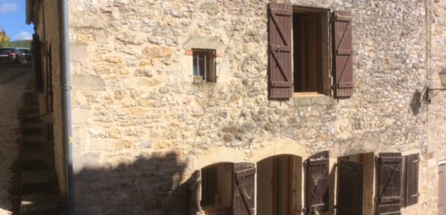 Belle maison de village en partie rénovée 4 chambres REF: 1586