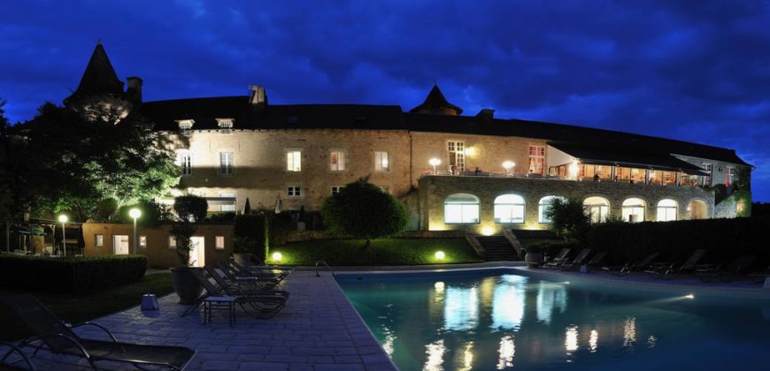 Château Hostellerie 3*  de 48 chambres sur 2,2 ha piscine proche du golf  vente murs et fonds ref 1596