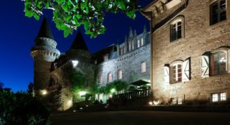 Château restauré du Moyen Age   Nord Cahors  37 chambres  16 ha  piscine  hôtellerie ( exploitée) réf  1655