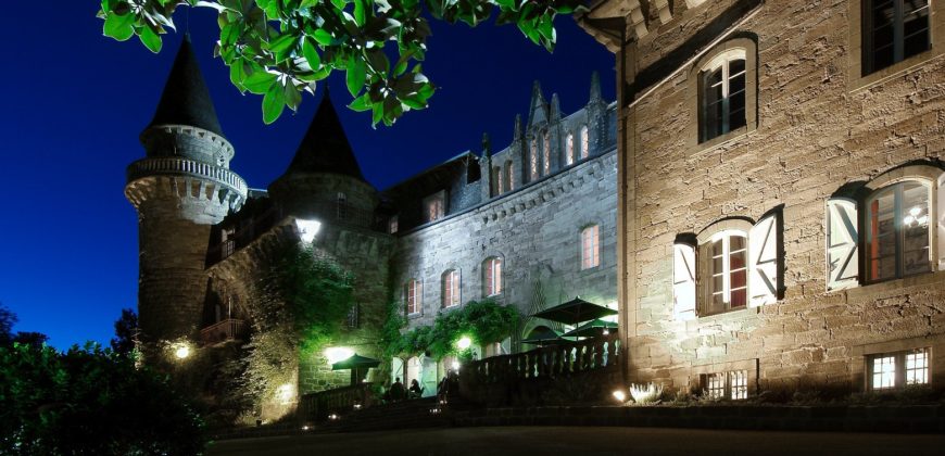 Château restauré du Moyen Age   Nord Cahors  37 chambres  16 ha  piscine  hôtellerie ( exploitée) réf  1655