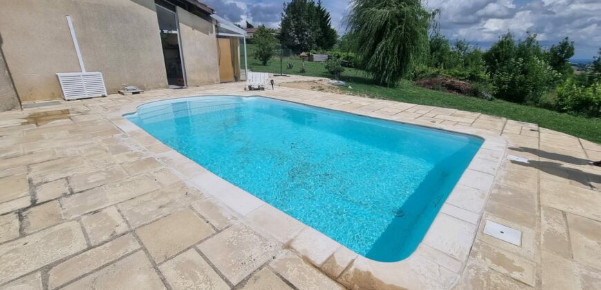 Exclusivité maison a Montpezat belle vue sous sol piscine  REF 1770